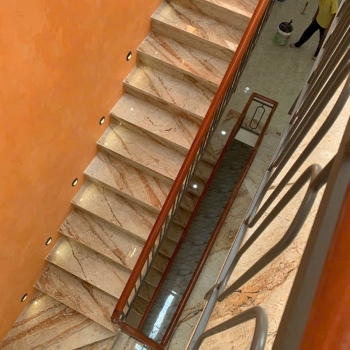 Đá ốp cầu thang